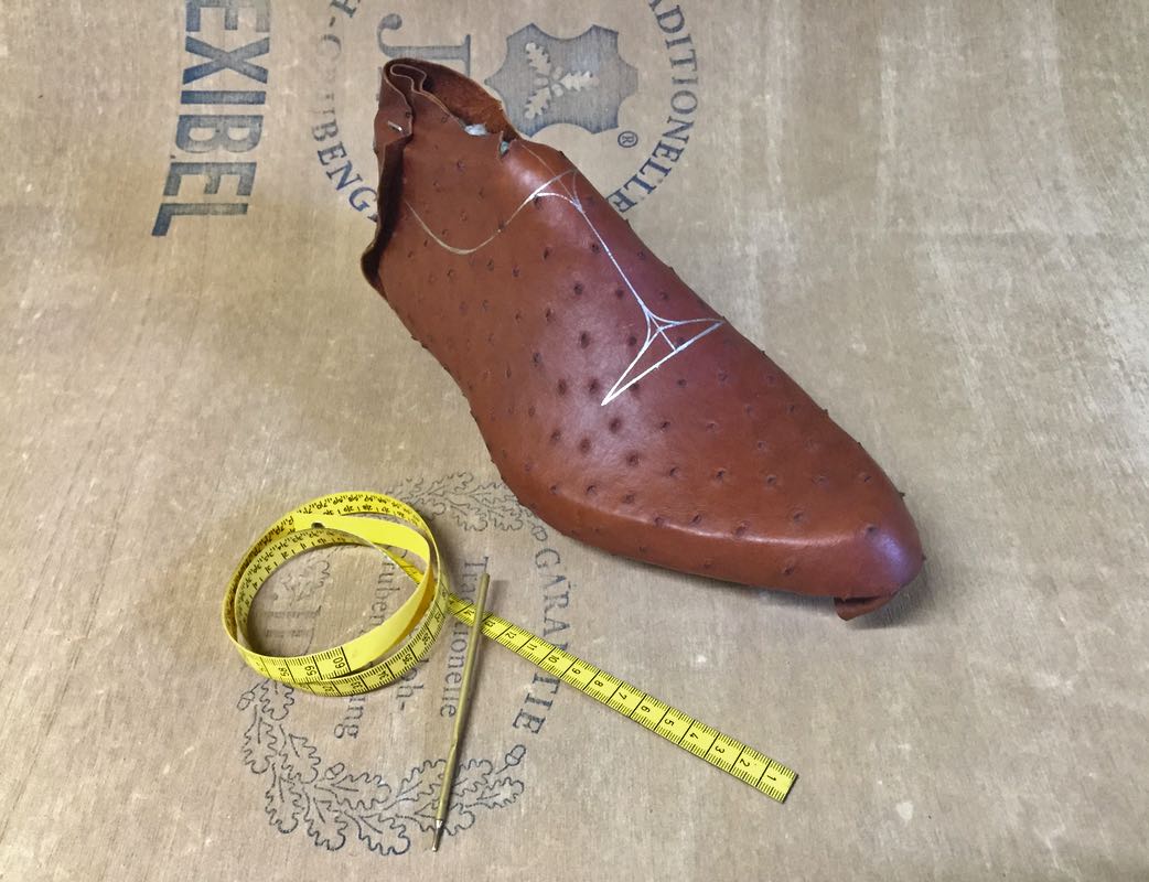 Svršek z pštrosí kůže natažený na kopytě